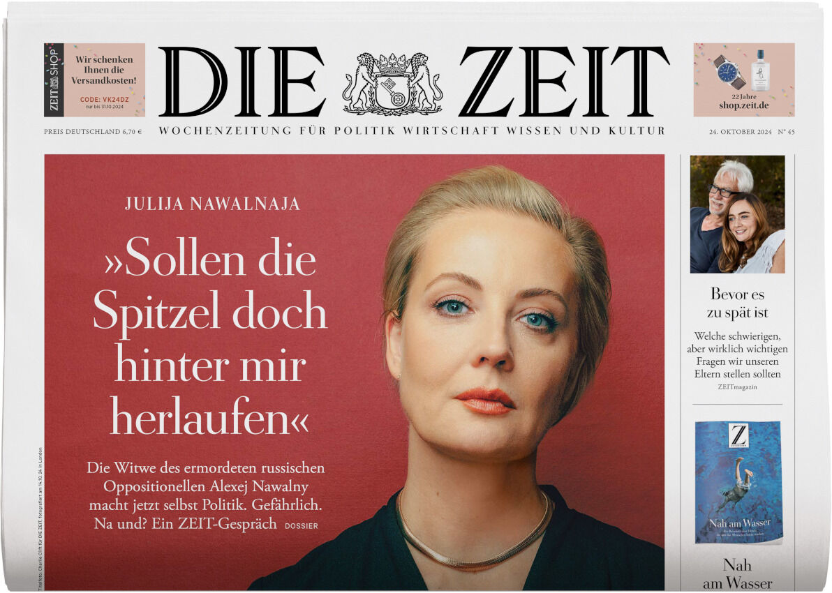 Titelbild der Wochenzeitung DIE ZEIT 45/2024 mit dem Hauptthema 'Sollen die Spitzel doch hinter mir herlaufen'. Porträt von Julija Nawalnaja, der Witwe des ermordeten russischen Oppositionspolitikers Alexej Nawalny, mit einem Zitat auf rotem Hintergrund.