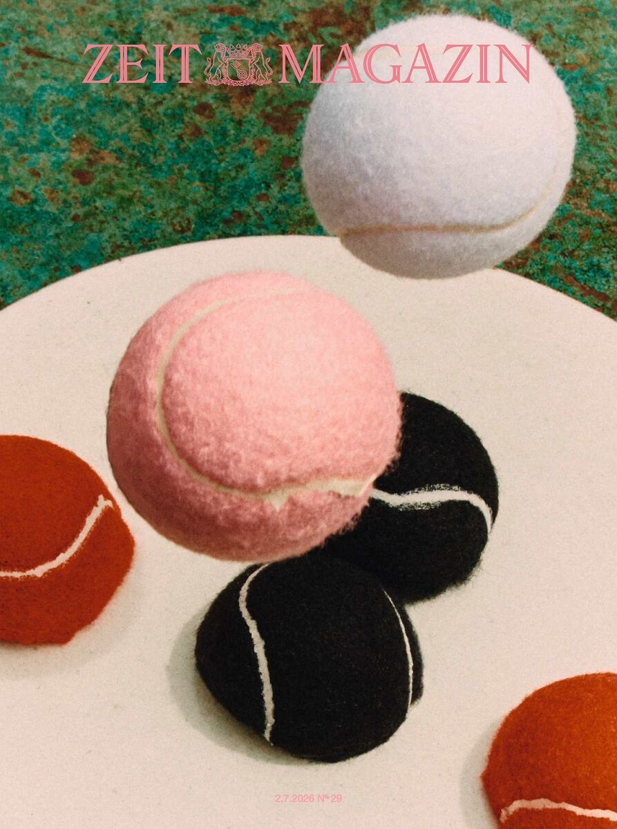 Titelbild des ZEIT Magazins 29/2026 zeigt eine künstlerische Anordnung von Tennisbällen in Weiß, Rosa, Schwarz und Orange auf einem weißen Teller, davor ein türkis-grüner Hintergrund. Oben das Magazinlogo in rosa Schrift. Effekt von Farbe und Struktur ist weich und retro.