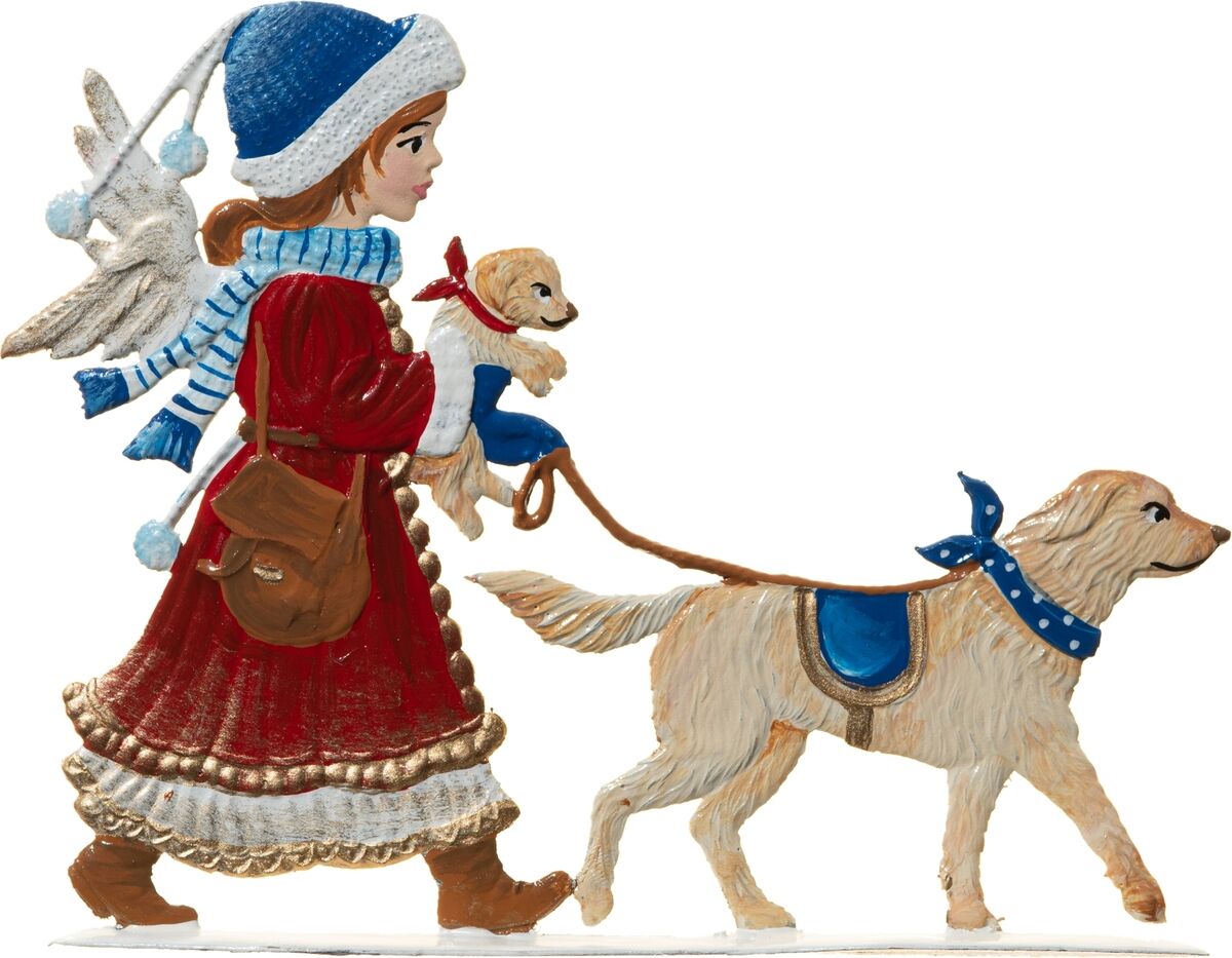 Zinnfigur zeigt einen Engel im roten Wintermantel mit blauer Mütze und Schal, der einen kleinen Hund im Arm hält und einen größeren Hund an der Leine im verschneiten Weihnachtspark spazieren führt. Die Szene vermittelt eine festliche Winterstimmung.