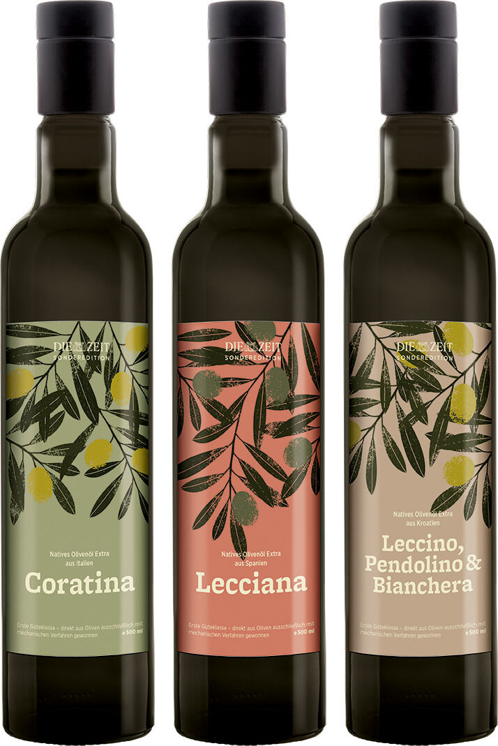 Drei edle Olivenölflaschen der ZEIT-Sonderedition »Olivenöl«, 3er Set 2026 von ArteFakt, mit unterschiedlichen Etiketten in Grün, Rot und Beige, verziert mit stilvollen Olivenzweigen-Illustrationen und eleganter, klarer Aufschrift, stehend vor weißem Hintergrund.