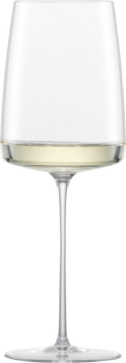 Ein Glas Weißwein aus dem Set »leicht & frisch Simplify«. Das Glas ist elegant und halbvoll mit einem goldgelben Weißwein gefüllt, und steht auf einem langen Stiel.