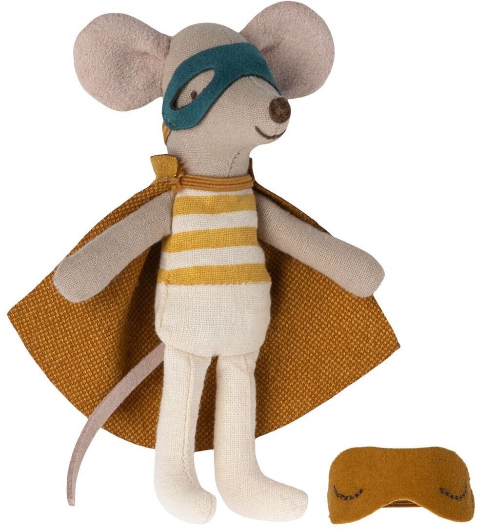 Plüschtier in Form einer Maus, bekleidet mit einem gelb-weiß gestreiften Oberteil, einem senfgelben Cape und einer blauen Augenmaske. Neben der Maus liegt eine kleine senfgelbe Schlafmaske.