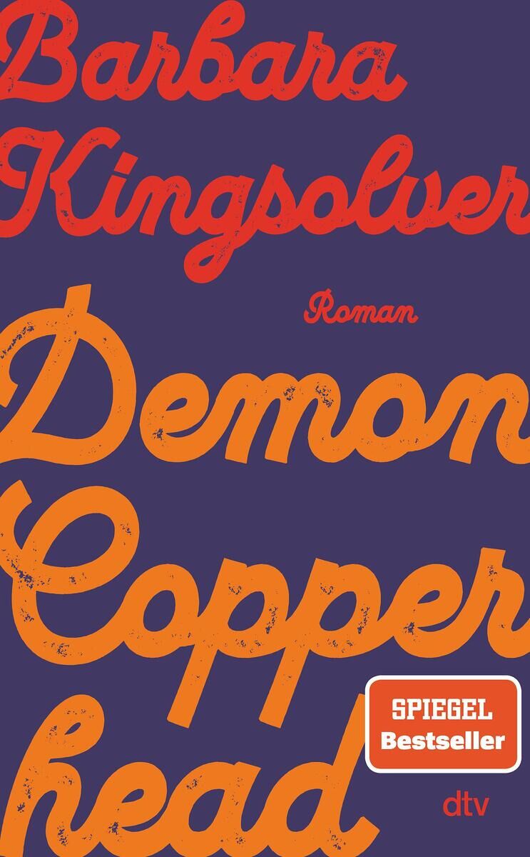 Der Buchumschlag von 'Demon Copperhead' von Barbara Kingsolver. Das Cover hat einen dunklen Hintergrund mit den Titeln und Autorennamen in orangefarbener und weißer Schrift. Dort steht „Roman“ und „Spiegel Bestseller“.