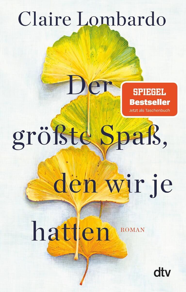 Das Bild zeigt das Buchcover von 'Der größte Spaß, den wir je hatten' von Claire Lombardo. Es zeigt vier gelbe bis grüne Ginkgoblätter im Vordergrund und den Titel in grauer Schrift. Ein rotes Label signiert das Buch als 'Spiegel Bestseller'.