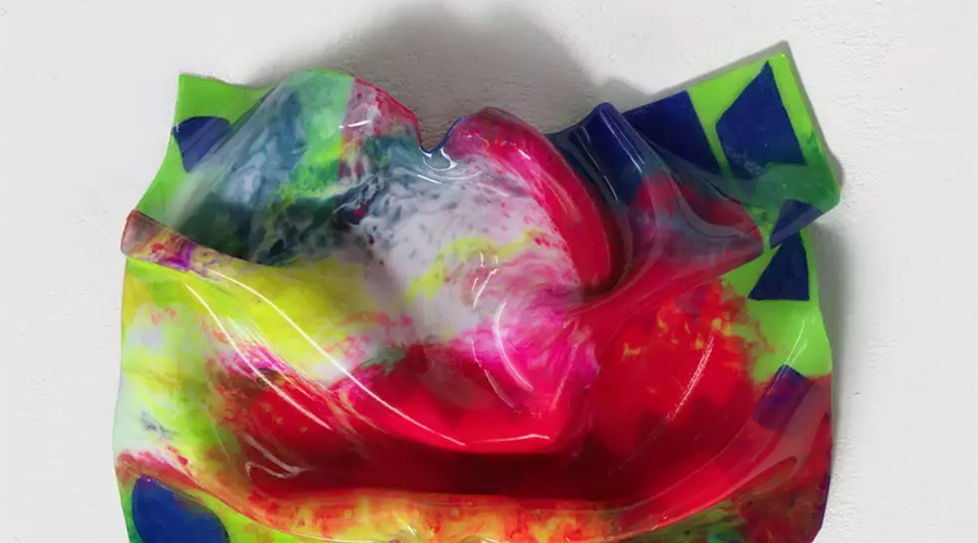 Abstrakte, bunte Skulptur mit fließenden Formen und leuchtenden Farben
