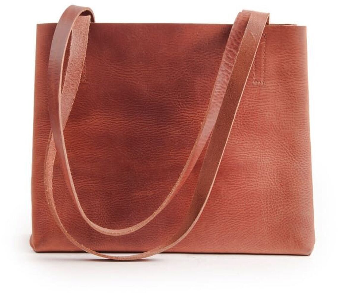 Braune Tasche in Lederoptik mit zwei Trageriemen in minimalistischem Design vor weißem Hintergrund.