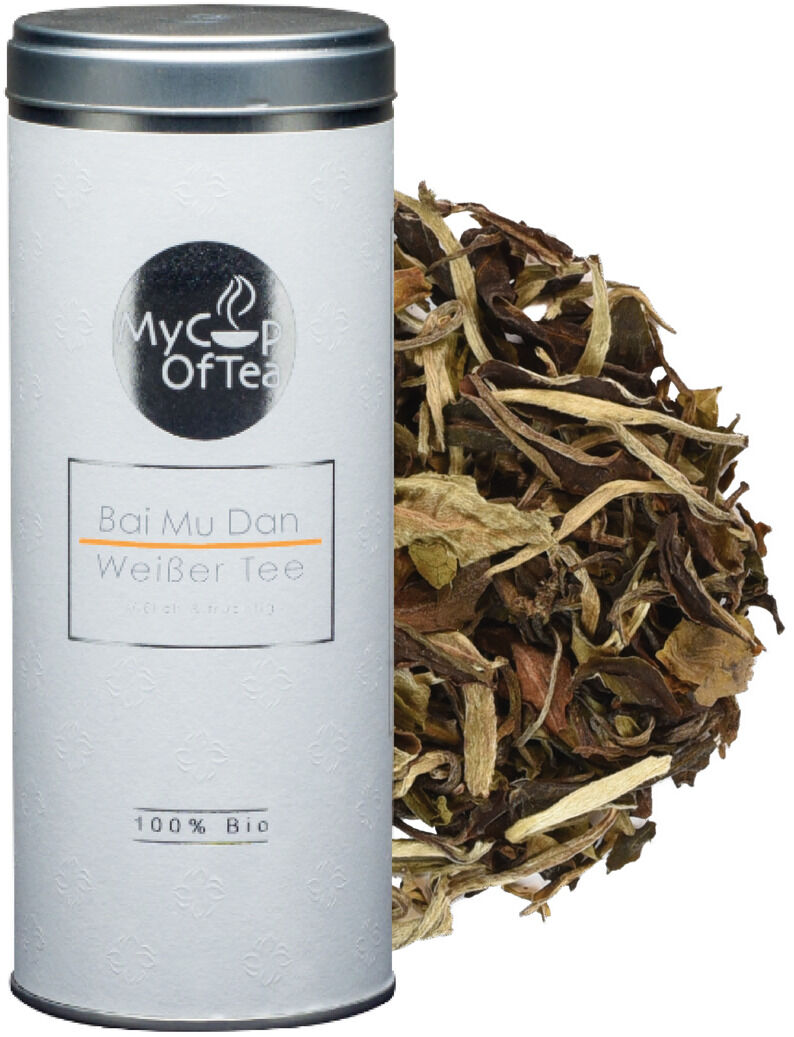 Ein Weißtee-Set mit einer weißen, zylindrischen Teedose, die das Logo 'MyCupOfTea' und die Aufschrift 'Bai Mu Dan Weißer Tee 100% Bio' trägt. Daneben liegen getrocknete Teeblätter.
