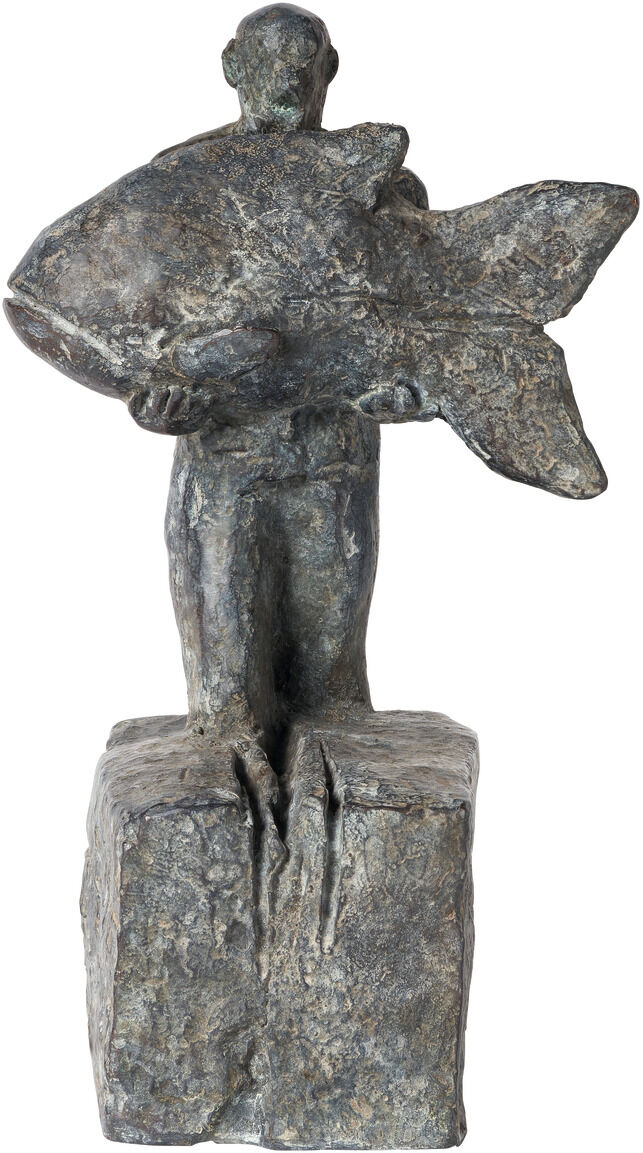 Eine Bronze-Skulptur von Christoph Fischer mit dem Titel 'Hoffnungsträger', die einen stehenden menschlichen Körper zeigt, der einen großen Fisch in den Händen hält. Die Figur steht auf einem Sockel.