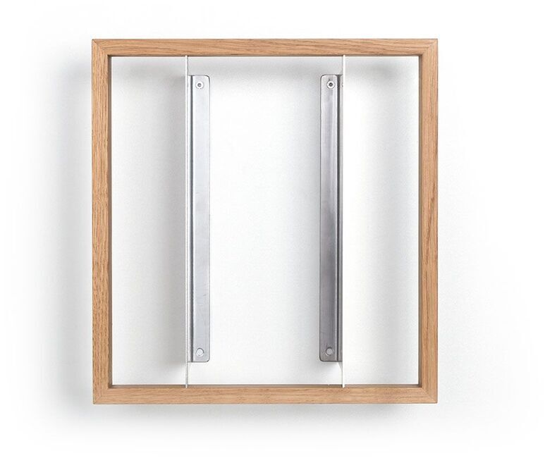 Quadratisches Regal mit einem Holzrahmen und vertikalen Metallstreben, für die Wandmontage geeignet, vor weißem Hintergrund.