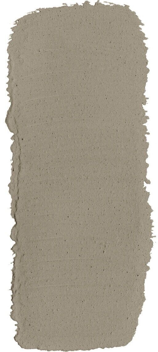 Eine Farbmusterkarte zeigt einen einzelnen, breiten Pinselstrich in einer beige-braunen Lehmfarbe auf weißem Hintergrund.