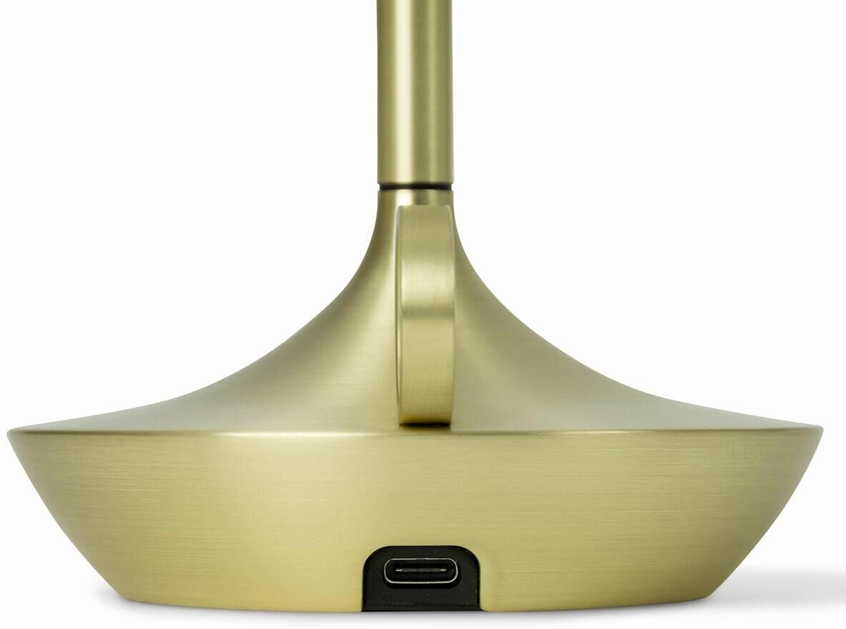 Die Wick Tischlampe ist eine moderne, minimalistische Lampe mit einem goldenen Finish und einem USB-Anschluss an der Basis. Perfekt für Innenbeleuchtung und Dekoration.