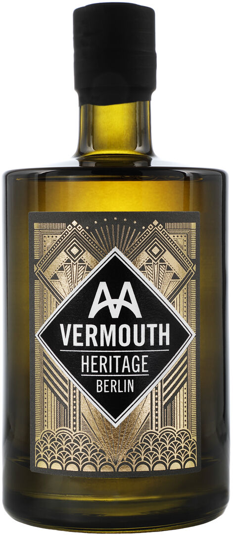 Eine Flasche AA Vermouth Heritage Berlin mit kunstvollem schwarzen und goldenen Etikett.