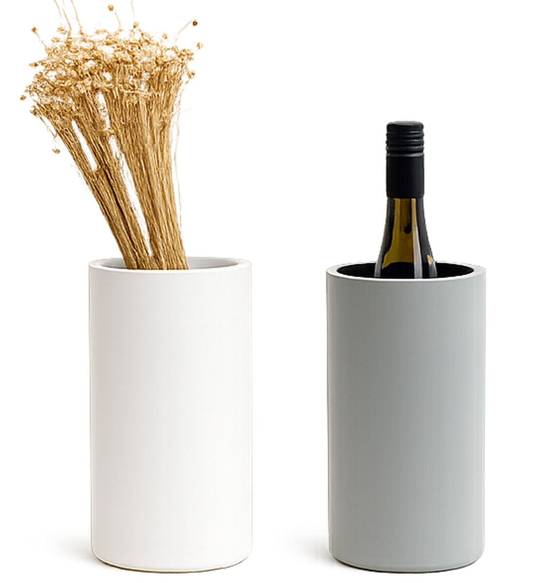 Zwei zylindrische Porzellan-Gefäße: Links ein weiß matter Weinkühler und Vase "KULA" von Frau Caze mit Trockenblumen, rechts derselbe Artikel in betongrün matt mit einer Flasche Wein. Beide stehen auf weißem Hintergrund, minimalistisch und modern inszeniert.