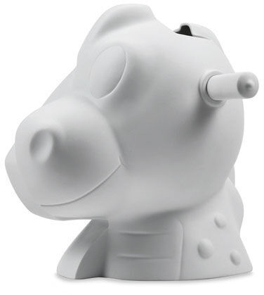 Jeff Koons' »Split-Rocker« aus dem Jahr 2012 ist eine weiße Skulptur, die einem abstrahierten Hundekopf ähnelt. Das Kunstwerk weist eine minimalistische Formgebung mit runden und glatten Oberflächen auf.