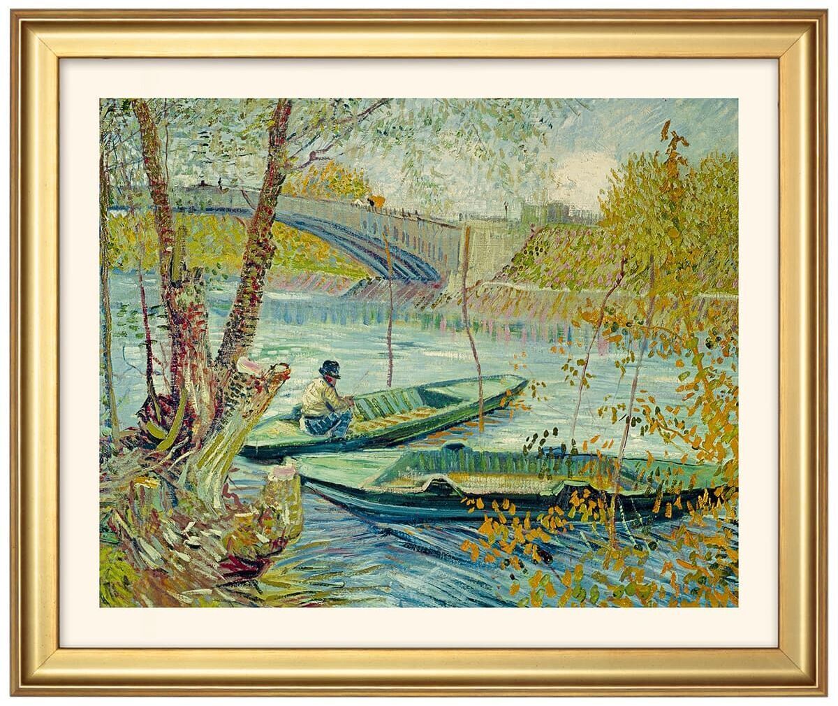 Ein Landschaftsgemälde von Vincent van Gogh, das einen Fluss mit Booten, Bäumen und einer Brücke im Hintergrund zeigt, gerahmt in einem goldenen Rahmen.