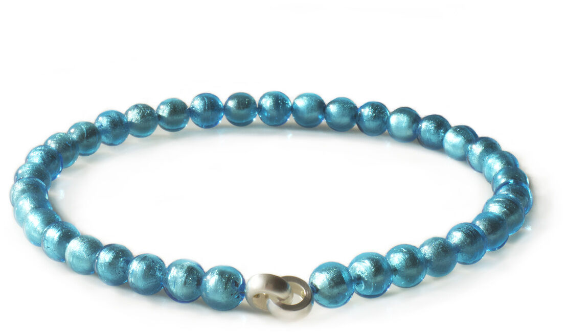 Ein elegantes Collier mit türkisfarbenen Muranoglasperlen, die auf einer Schnur aufgereiht sind. Die Perlen sind glänzend und die Schließe besteht aus Silber.
