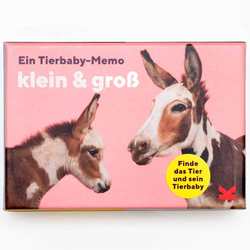 Ein Memo-Spiel mit dem Titel 'Klein und Groß', das zwei Esel auf einem rosa Hintergrund zeigt. Die Verpackung hat einen gelben Kreis mit dem Text 'Finde das Tier und sein Tierbaby'.