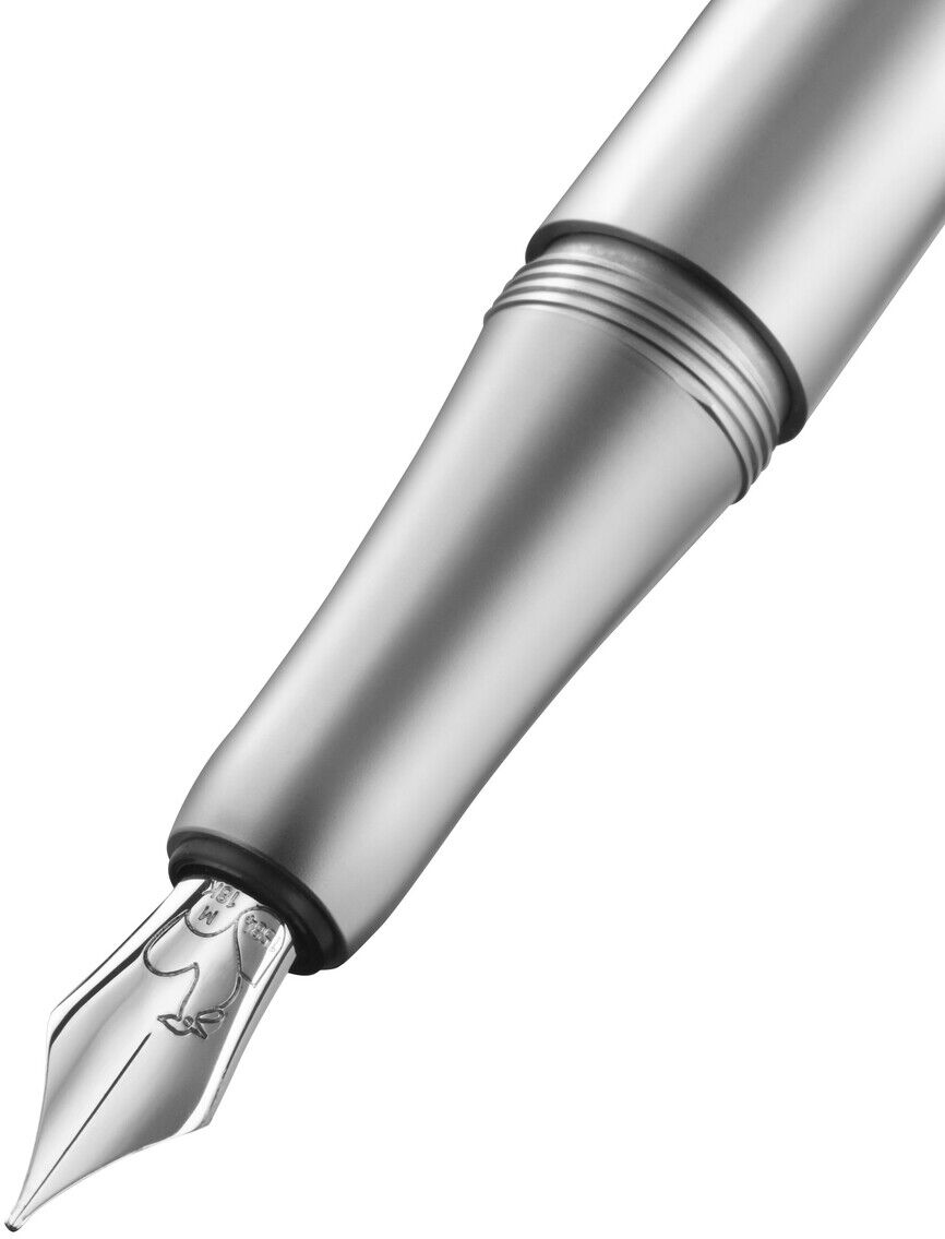 Nahaufnahme eines eleganten, silberfarbenen Füllfederhalters aus Metall mit schwarzer Griffzone und feiner Stahlfeder für hochwertiges Schreiben.