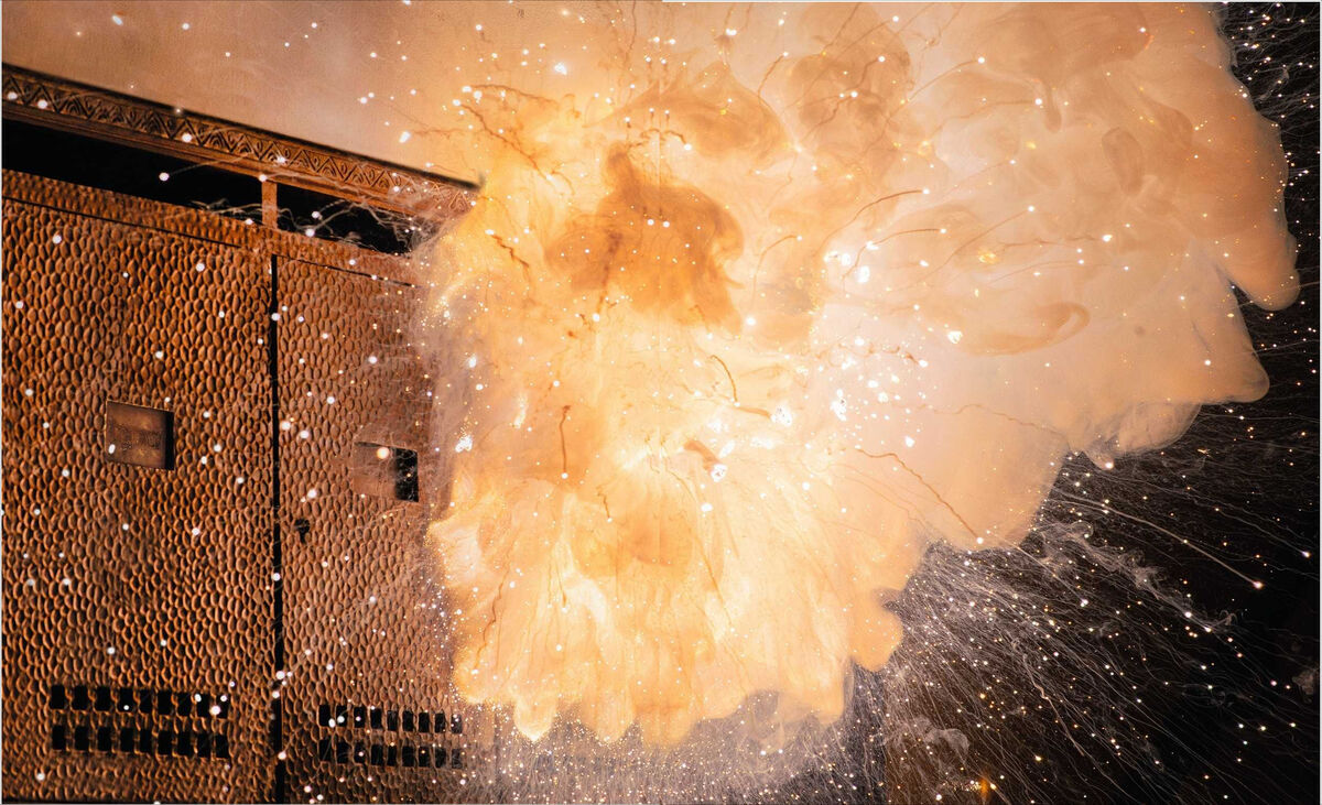 Explosionsaufnahme mit dramatischem Feuerball und Funkenregen. Die Farben reichen von Beige über Gold bis Schwarz. Ideal für Leser und Abonnenten von ZEIT VERBRECHEN, die sich für True Crime und Ermittlungen interessieren.