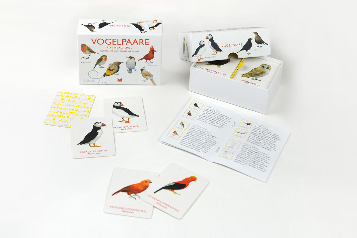 Memo-Spiel »Vogelpaare« mit Karten, die verschiedene Vogelarten zeigen, in einer weißen Box mit roten und schwarzen Aufschriften. Enthalten sind auch Spielanleitungen und eine kleinere gelbe Karte.