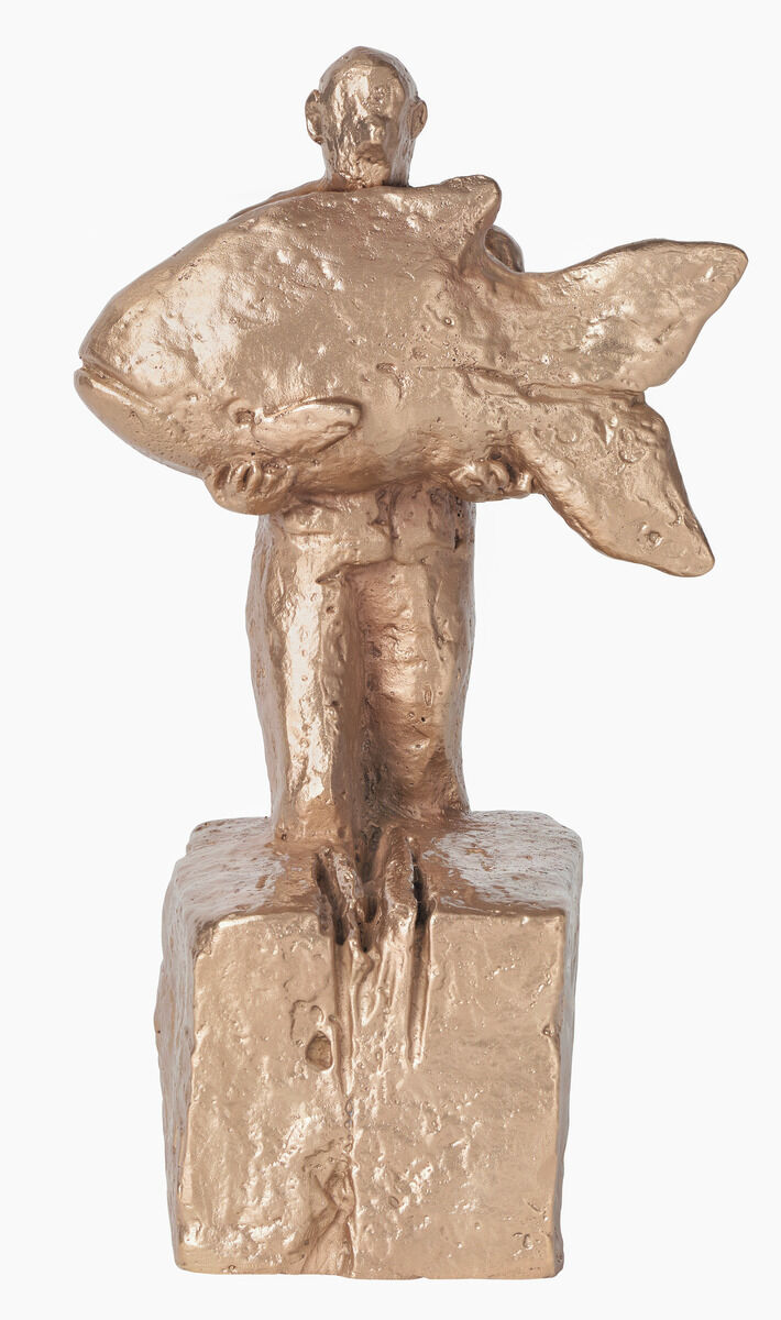 Die Skulptur »Hoffnungsträger« von Christoph Fischer zeigt eine stilisierte Figur, die einen großen Fisch in den Händen hält. Die Skulptur besteht aus Bronze und steht auf einem rechteckigen Sockel. Die gesamte Oberfläche hat eine goldene, metallische Farbe.