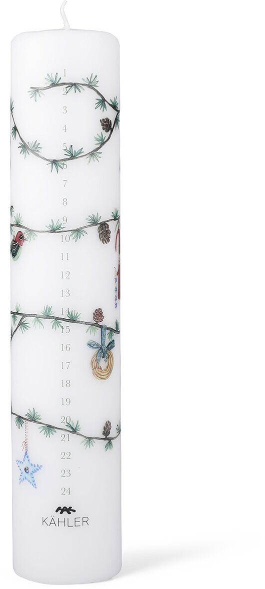 Freigestellte, hohe weiße Kähler-Adventskalenderkerze mit sichtbarem Docht. Zarte grüne Tannengirlanden winden sich spiralförmig um den Zylinder; kleine Zapfen, Schmetterlinge, Sterne und Christbaumkugeln setzen rote, blaue und goldene Akzente. Eine graue Skala mit den Zahlen 1 bis 24 verläuft mittig, unten steht das Kähler-Logo.