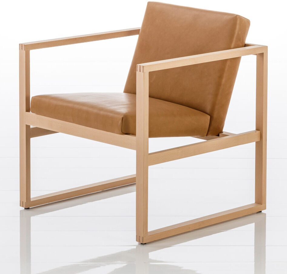 ZEIT-Jubiläumsedition Sessel »Grace Wood« mit einem minimalistischen Design aus einem hellbraunen Holzrahmen und beige Polstern. Der Sessel bietet einen eleganten und modernen Look, der ideal für Wohnzimmer und Lounges ist.