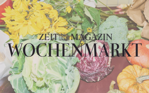 alt="Fotografie mit verschiedenen Gemüse-Sorten und Blumen vom Wochenmarkt mit ZEITmagazin Wochenmarkt Logo"