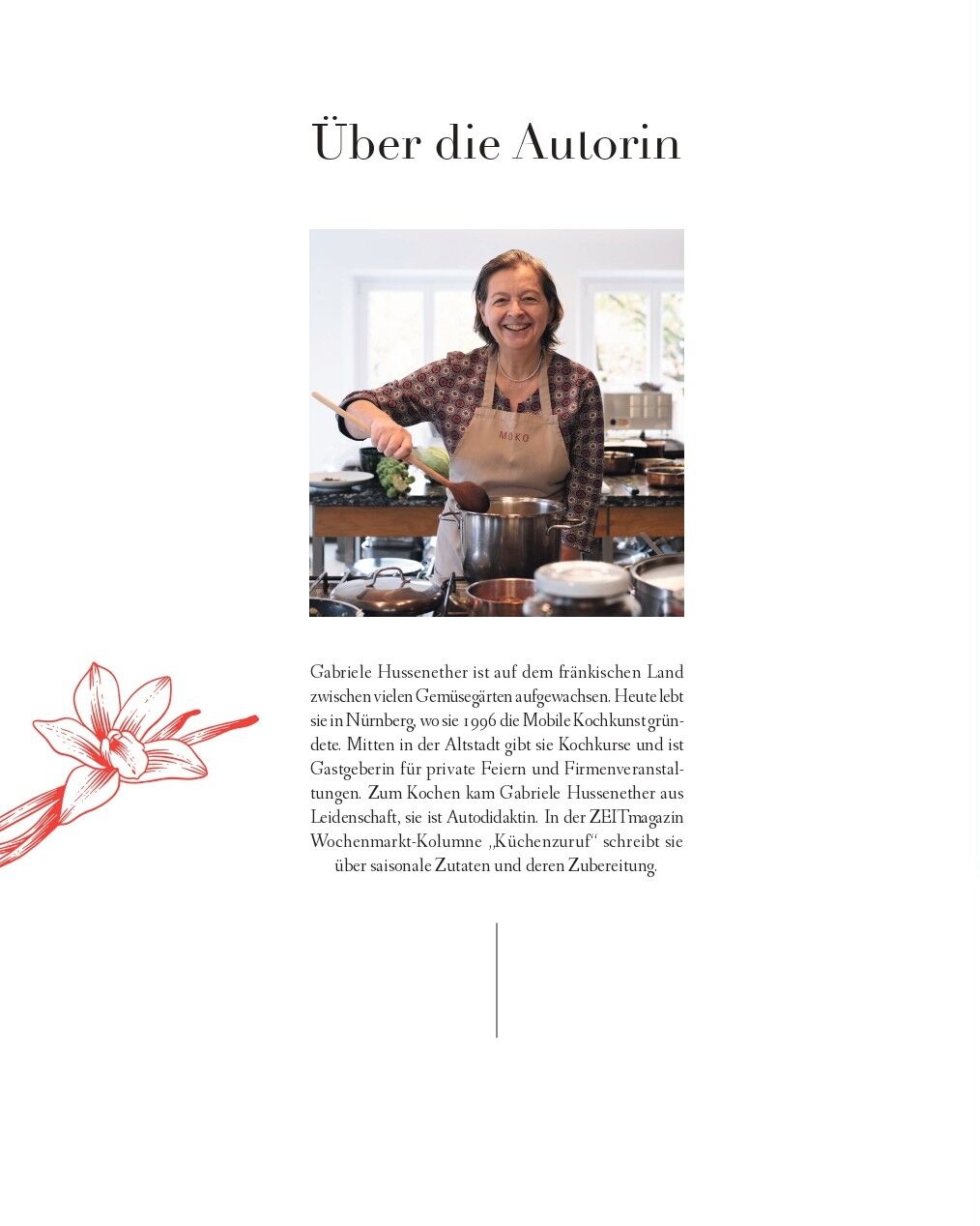 Eine Frau steht lächelnd in einer modern eingerichteten Küche und rührt mit einem Kochlöffel in einem Topf. Sie trägt eine Schürze und ist von Küchenutensilien und Zutaten umgeben. Im Vordergrund ist eine dezente florale Grafik abgebildet. Über dem Porträt steht der Titel 'Über die Autorin'.