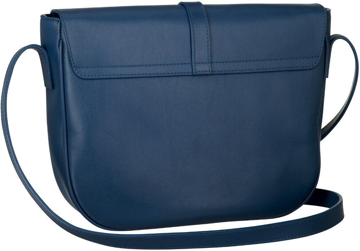 Eine elegante blaue Umhängetasche aus Kunstleder mit einem schlichten, minimalistischen Design. Die Tasche hat einen langen Schulterriemen und eine Klappe als Verschluss.