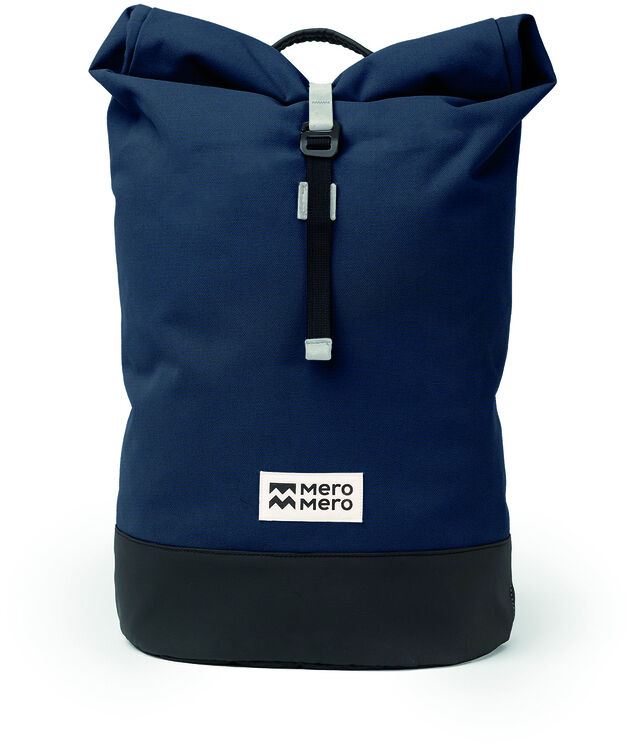 Die Fahrradtasche »Annecy« ist eine robuste, dunkelblaue Tasche mit schwarzem Boden und einem weißen Logo. Sie hat ein minimalistisches Design und ist ideal für Outdoor-Aktivitäten und Radtouren.