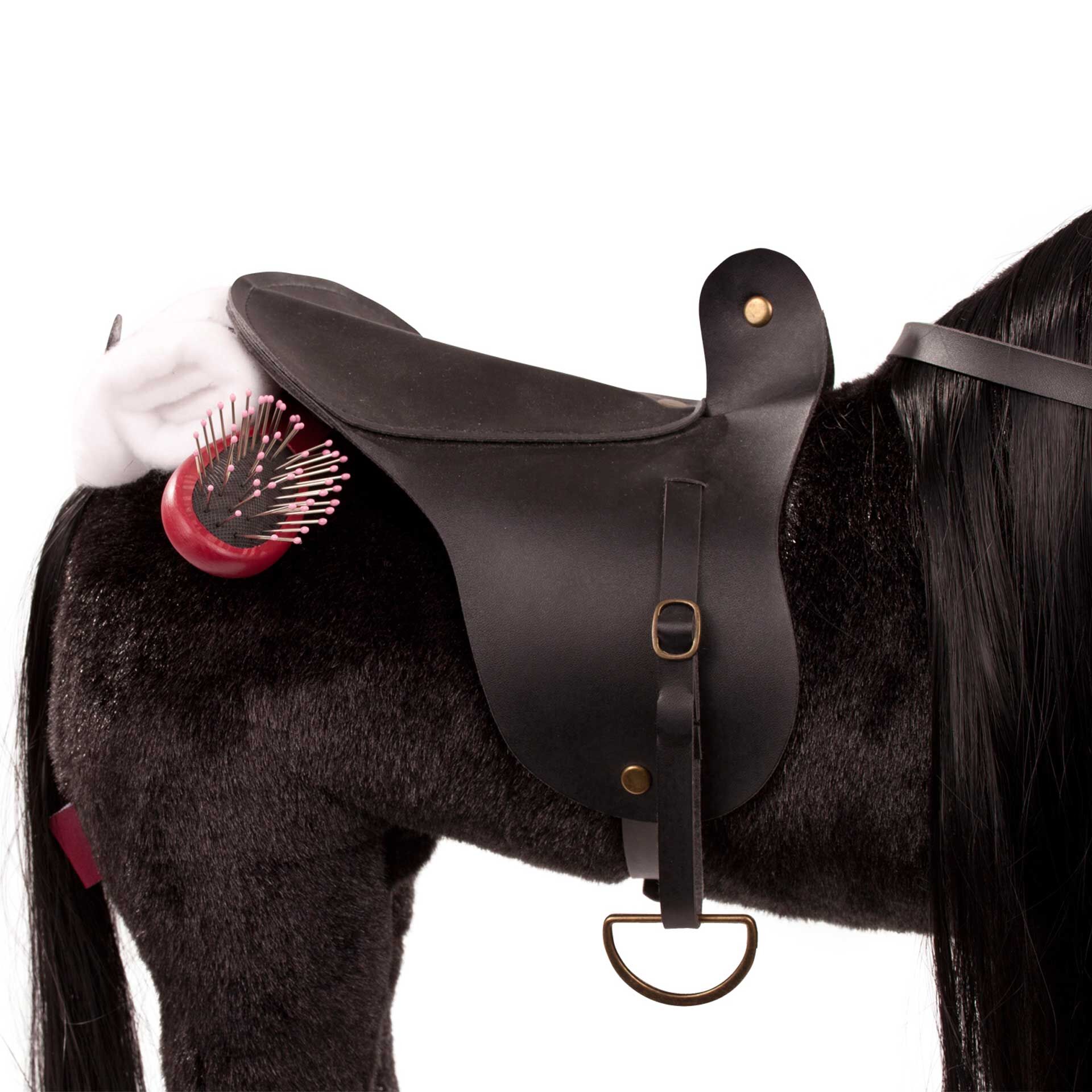 Detailansicht eines schwarzen Spielzeugpferdes namens »Rappe Max«, ausgestattet mit einem schwarzen Sattel, goldfarbenen Details und einer roten Pferdebürste am Rücken. Geeignet für Kinder als Reit- und Rollenspielzeug.
