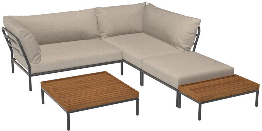 Ein modernes Ecksofa in Beige mit einem Metallrahmen und zwei passenden Holztischen, ideal für den Garten oder die Terrasse.