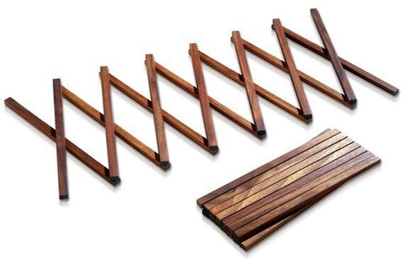 Ein Nussbaum-Untersetzer mit einem modernen, erweiterbaren Design, bestehend aus mehreren Holzstreifen. Ideal für den Einsatz in der Küche oder im Esszimmer, um heiße Töpfe oder Pfannen vor direktem Kontakt mit dem Tisch zu schützen.
