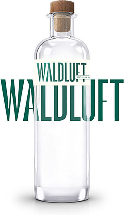 Eine klare Flasche »Waldluft« Destillierter Trockener Gin mit einem Korkverschluss. Das Etikett zeigt den Markennamen in grüner Schrift.