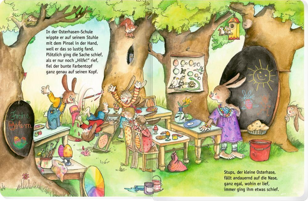 Illustration aus einem Kinderbuch, das die Geschichte von Stups, dem kleinen Osterhasen, erzählt. In einem Klassenzimmer in einem Baum sind Hasen beim Malen und Dekorieren von Ostereiern, Pinsel und Farben sind zu sehen. Der Text auf der linken Seite beschreibt die Handlung der Geschichte.