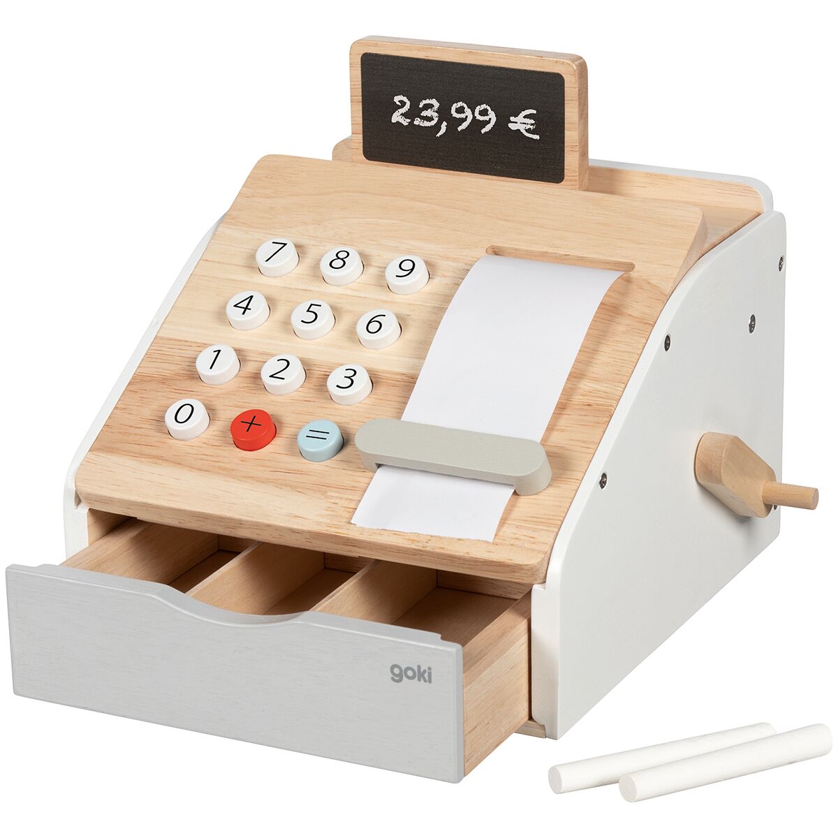 Abbildung einer Kinder-Kaufmannsladenkasse aus Holz mit farbigen Zahlenknöpfen, einer kleinen Tafel mit Kreideschrift, einer weißen Papierschiene, offener Geldschublade und zwei Kreidestücken. Das Spielzeug ist für Rollenspiele und das Erlernen von Zahlen geeignet.