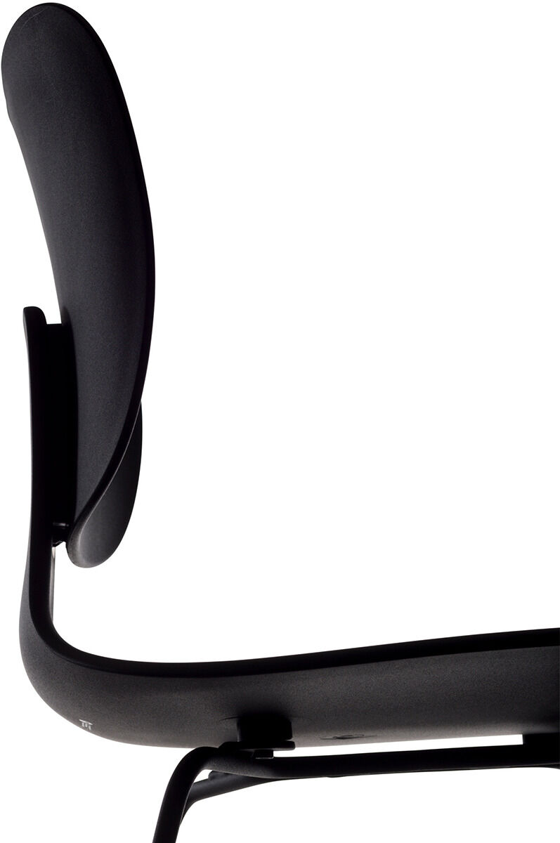 Seitenansicht des Stuhls »CoMeet com55« von Klöber, minimalistisches Design, schwarze Sitzschale aus glasfaserverstärktem Polypropylen und schlankes Kufengestell aus Stahl. Die elegante Formsprache zeigt klare Linien und ergonomisch geschwungene Rückenlehne.