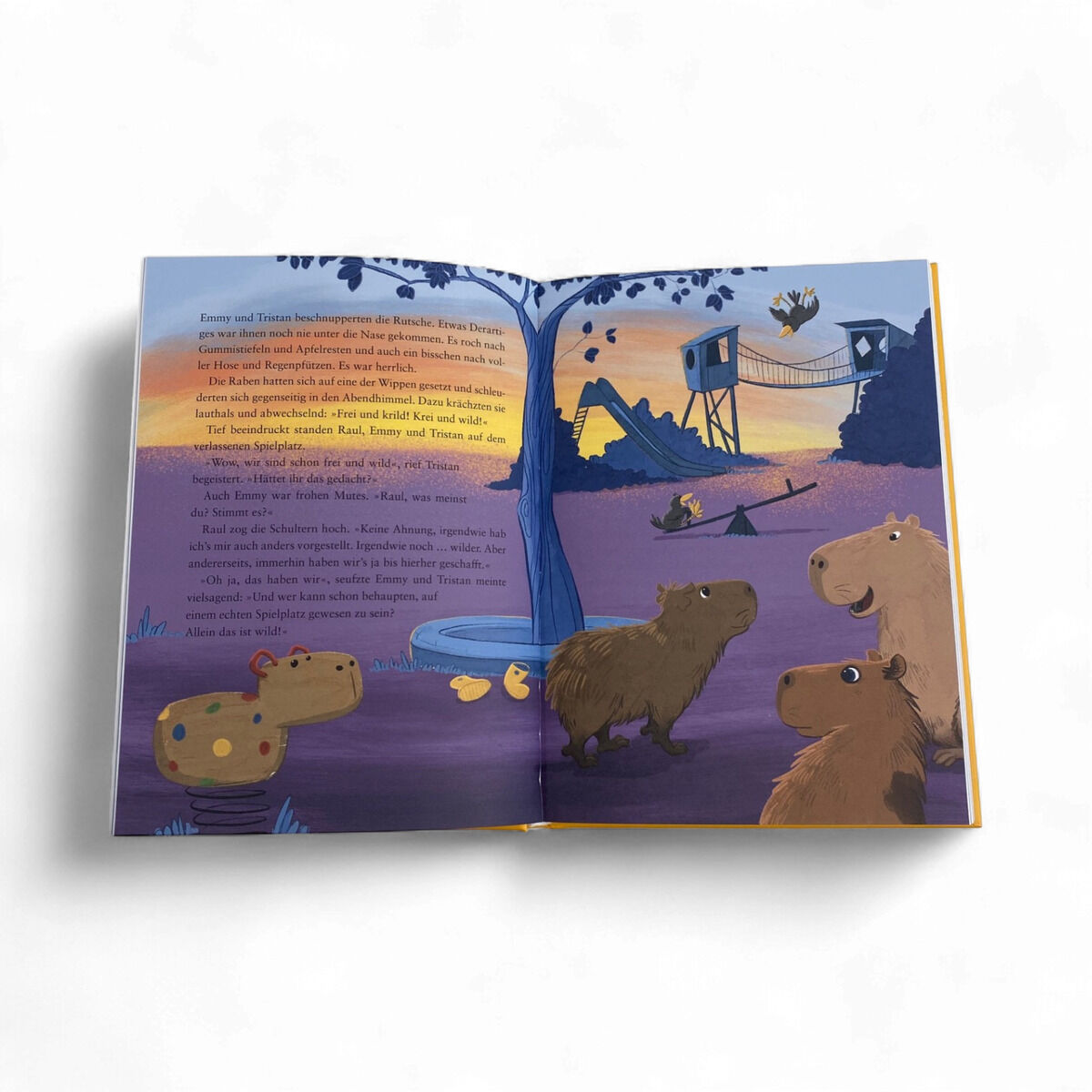 Doppelseite eines illustrierten Kinderbuchs „Drei Wasserschweine brennen durch“ aus der ZEIT-Edition »Ausgezeichneter Lesespaß!«. Drei Wasserschweine stehen am Ufer eines violett schimmernden Gewässers, am Rand ein buntes Planschbecken. Im Hintergrund ein Baum, Sonnenuntergang und Vogelhäuser auf Pfählen.