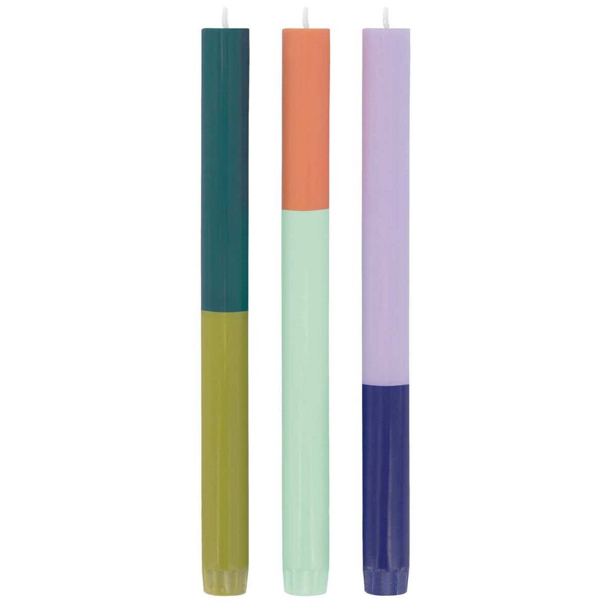 Ein Set aus drei unterschiedlich gefärbten Stabkerzen. Eine Kerze ist zweifarbig mit grün und olivgrün, die andere mit minzgrün und koralle und die dritte fliederfarben mit dunkelblau.