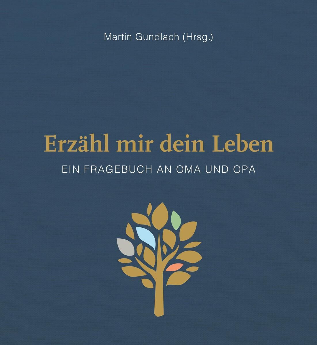 Das Bild zeigt das Buch 'Erinnerungsbuch: Erzähl mir dein Leben - Leinenausgabe' von Martin Gundlach. Es ist eine dunkelblaue Ausgabe mit goldener Schrift und einer bunten Baumillustration auf dem Cover. Das Buch lädt Großeltern dazu ein, ihre Lebensgeschichten und Erinnerungen festzuhalten.