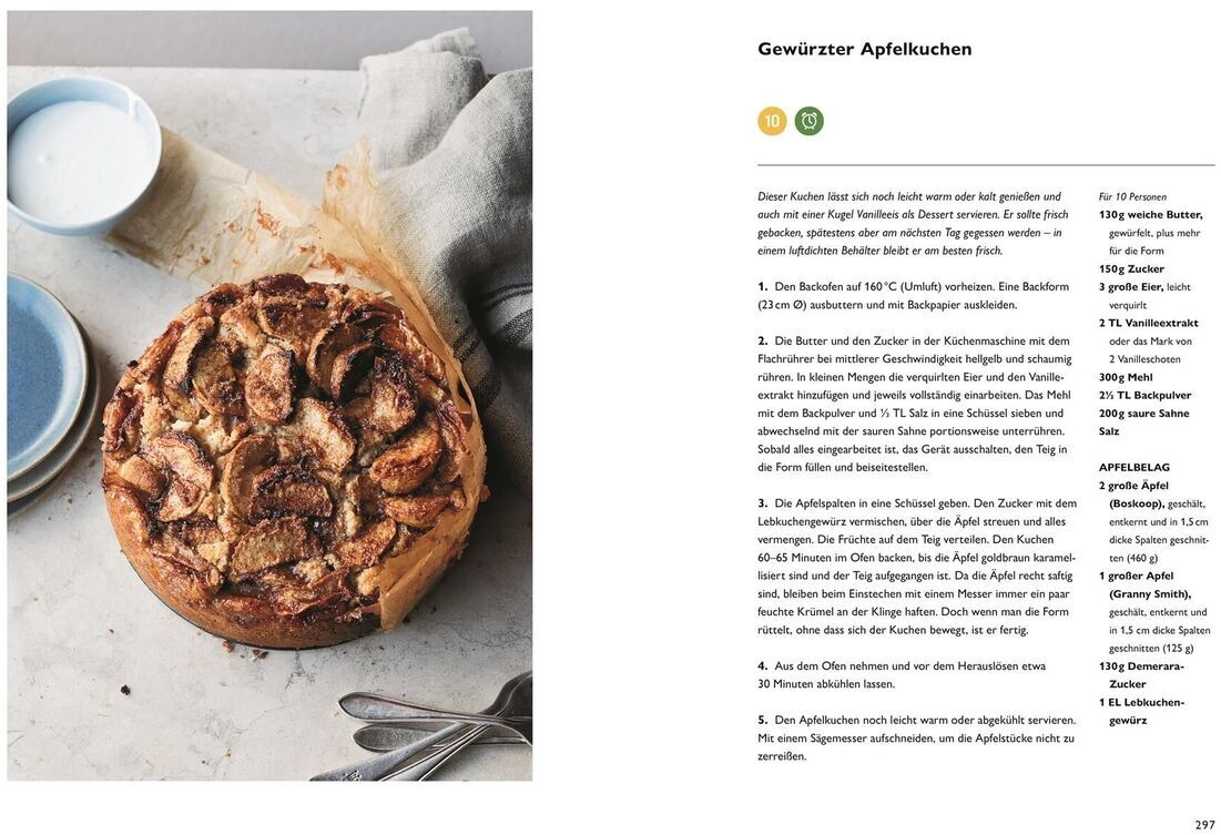 Buchseite aus 'Simple. Das Kochbuch' von Yotam Ottolenghi. Auf der linken Seite ist ein Bild von einem gewürzten Apfelkuchen, der auf einem Marmortisch liegt, daneben ein Teller mit blauer Umrandung und eine Stoffserviette. Auf der rechten Seite steht das Rezept für den gewürzten Apfelkuchen mit Zutaten- und Anleitungsliste.