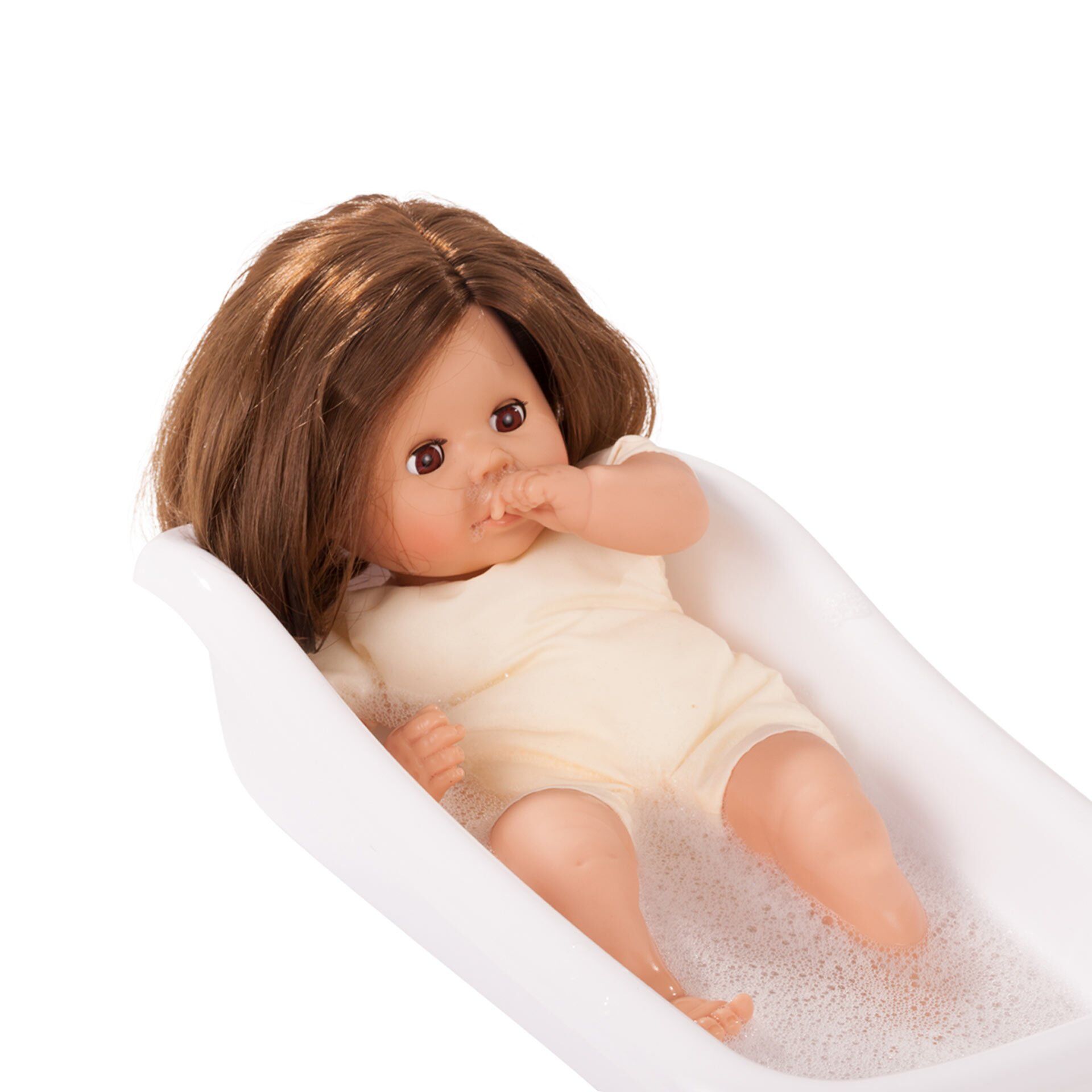 Eine realistische Badepuppe liegt in einer weißen Badewanne, trägt einen cremefarbenen Einteiler und steckt einen Finger in den Mund. Die Szene vermittelt ein kindliches Pflege- und Baderitual.