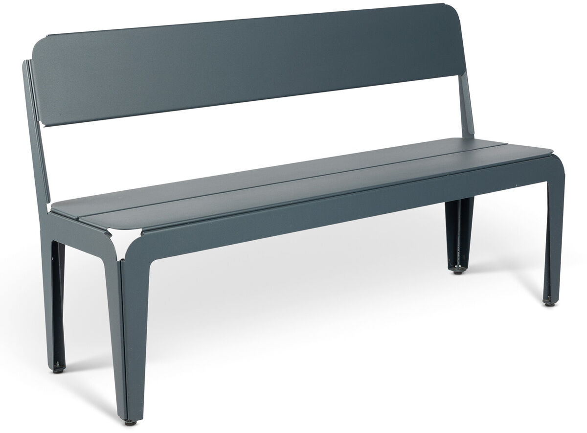 Eine moderne Bank mit Rückenlehne aus Metall, in einem minimalistischen Design und in grauer Farbe. Ideal für den Einsatz im Garten oder auf der Terrasse.