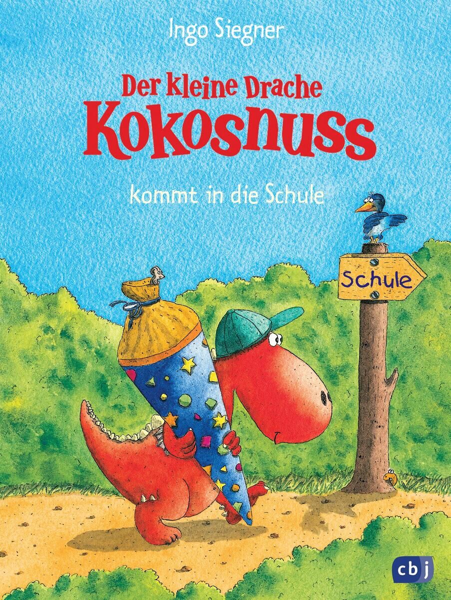 Das Buchcover von 'Der kleine Drache Kokosnuss kommt in die Schule' zeigt einen roten Drachen mit einer Schulschultüte. Er steht neben einem Wegweiser, der mit 'Schule' beschriftet ist. Im Hintergrund sind grüne Büsche und ein blauer Himmel zu sehen. Ein kleiner Vogel sitzt auf dem Wegweiser.