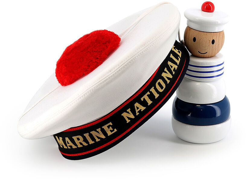 Ein Stapelspiel aus Holz namens »Marine nationale«, bestehend aus einer kleinen Figur, die einen blau-weißen maritimen Anzug und eine rote Mütze trägt, sowie einer weißen Matrosenmütze mit schwarzer Aufschrift »Marine nationale« und einem roten Bommel.