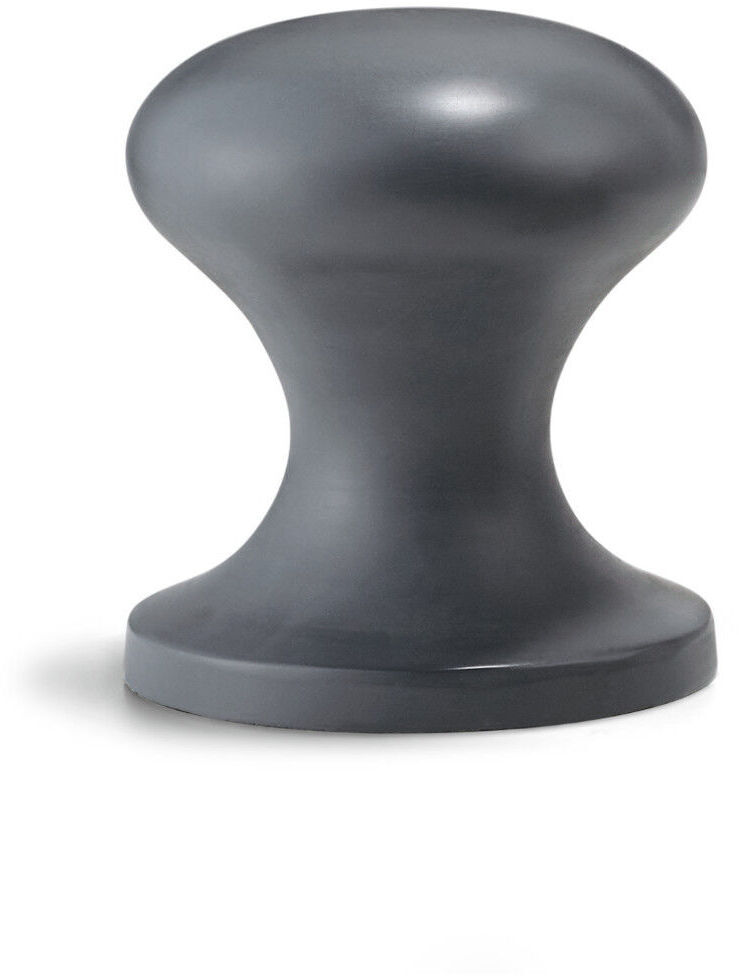 Ein dunkelgrauer, massiver Türstopper aus dem Modell »Hamburger Stopper« mit einer geschwungenen, modernen Form, der auf einem weißen Hintergrund steht.