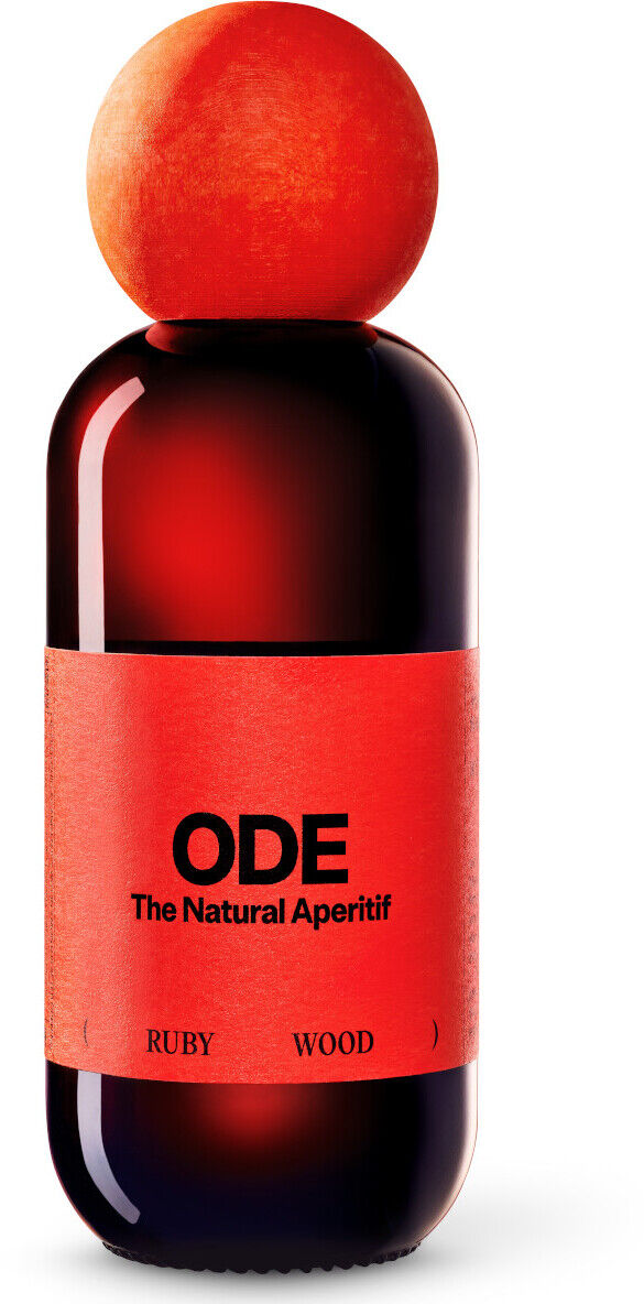 Eine edle Flasche des Aperitifs 'Ruby Wood' von ODE, die in den Farben Rot, Schwarz und Orange gestaltet ist. Das natürliche und handwerklich gefertigte Getränk kommt in einer glänzenden Verpackung mit elegantem Verschluss.