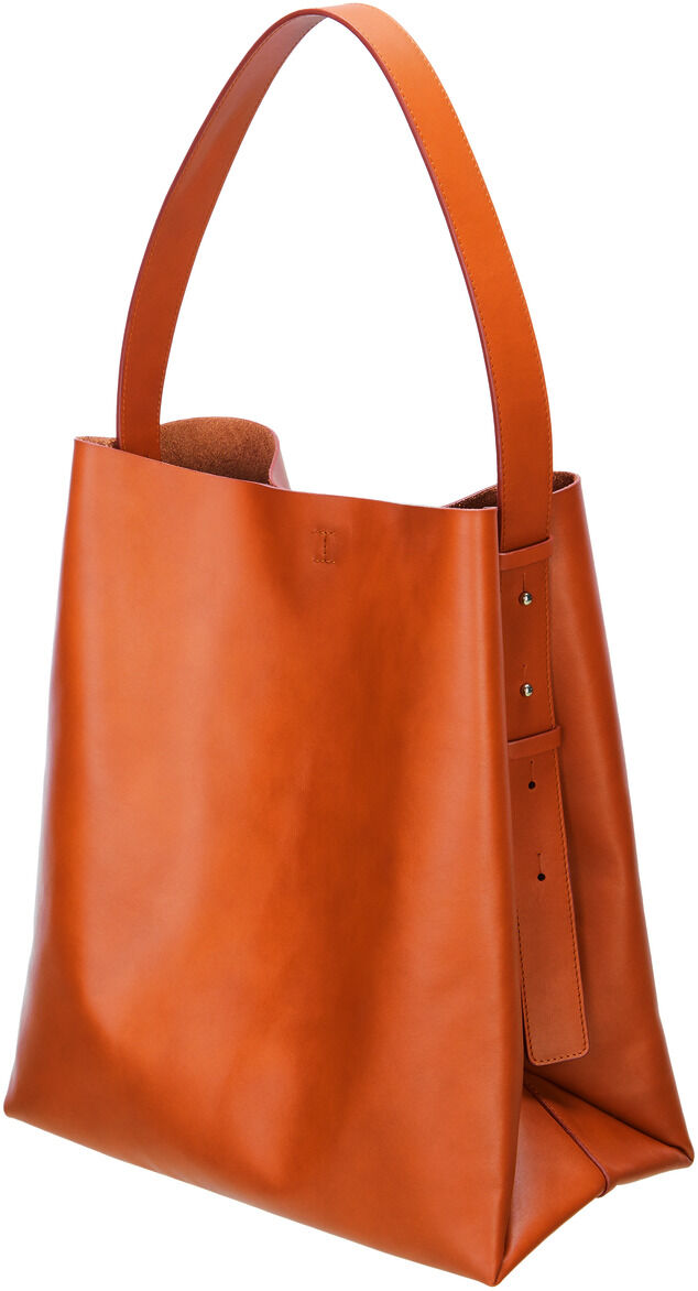 Eine minimalistische, elegante Ledertasche in Braun und Orange mit einem breiten Schultergurt. Perfekt für den täglichen Gebrauch und als modisches Accessoire für Berufstätige Frauen.