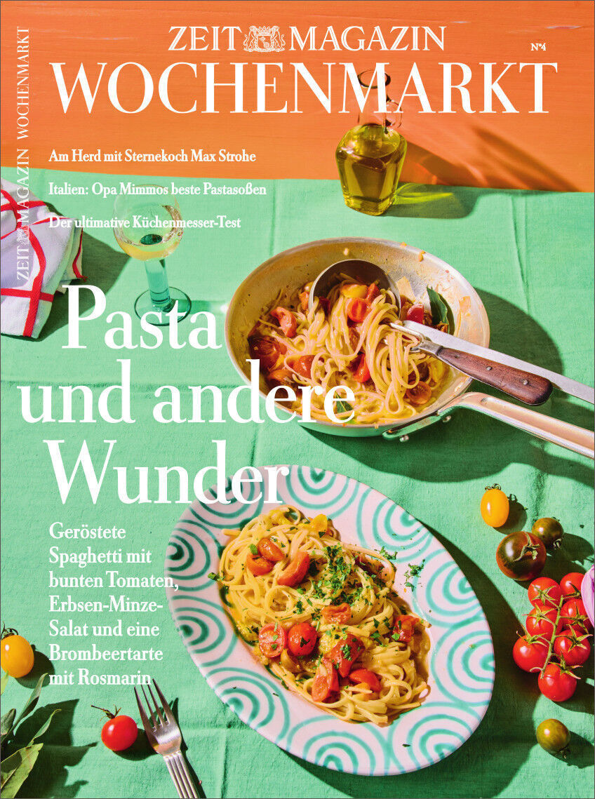 ZEITmagazin WOCHENMARKT Ausgabe 4/23, das Cover zeigt zwei Teller mit Pasta und verschiedene Beilagen auf einem grünen Hintergrund. Der Titel des Magazins lautet 'Pasta und andere Wunder' und es gibt Untertitel über italienische Küche und Rezepte.